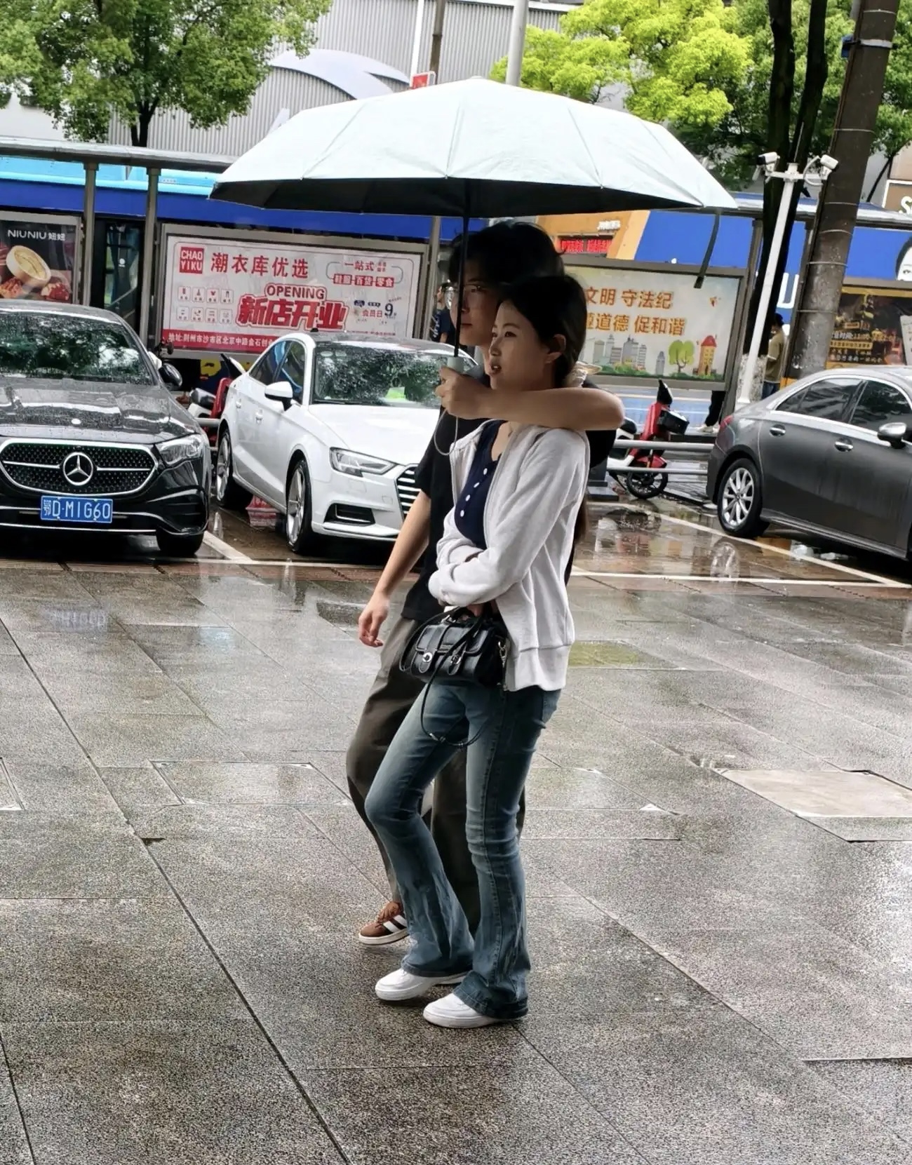 这么撑伞，不会被打吗？