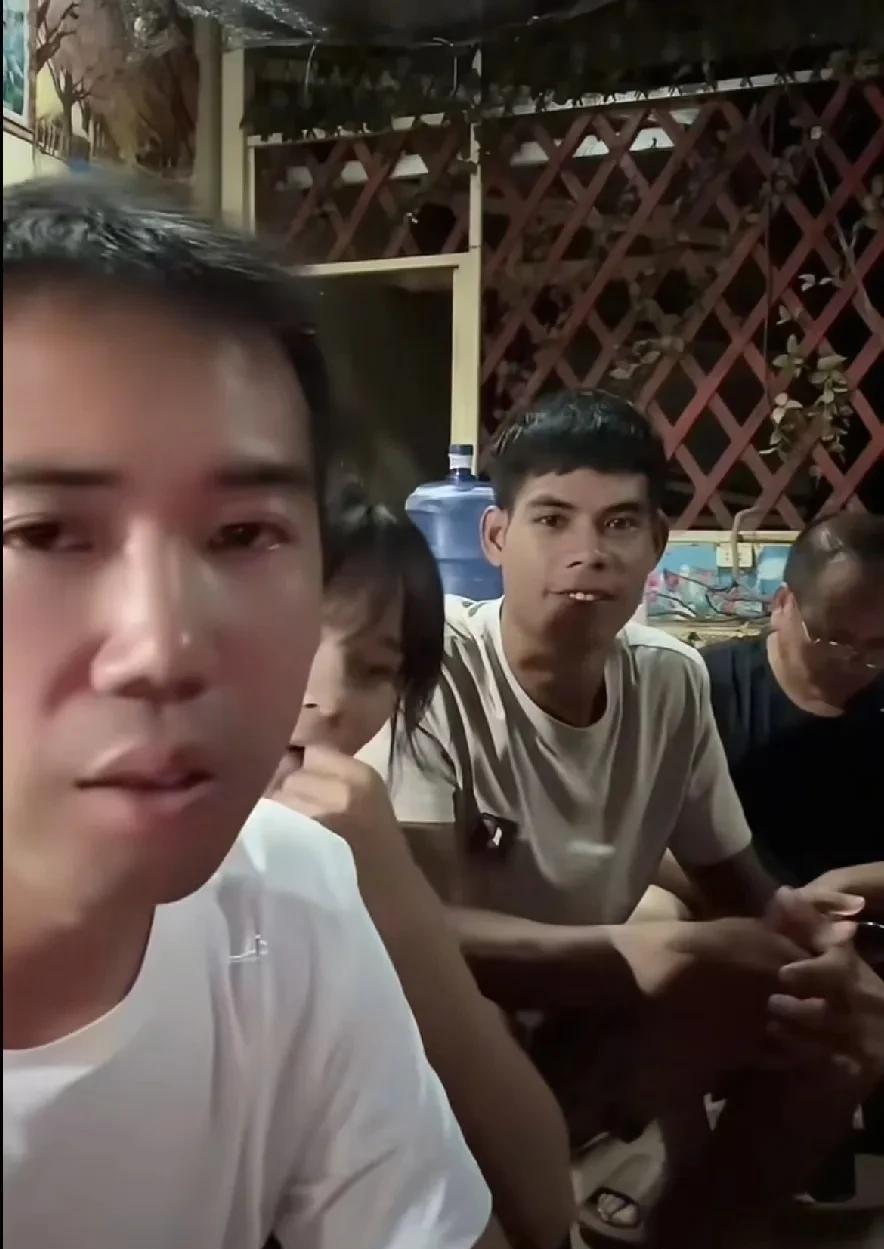 在海外这些主播里，老挝的小陈算是挺放得开的。
直播时他总带着点油嘴滑舌的劲儿，嬉