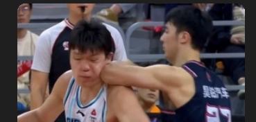 杨瀚森那句“相较于CBA，NBA还算是比较文明的”，这不是一句玩笑话，这话的含金