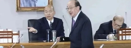 台湾省立法机构负责人韩国瑜昨天下午召集党团协商时，民进党团总召柯建铭胡搅蛮缠喋喋