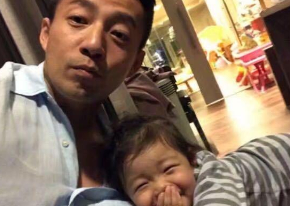 汪小菲带娃玩太幸福，小玥儿正脸曝光神似大 S，S 家无人探望遭打脸。2025年7