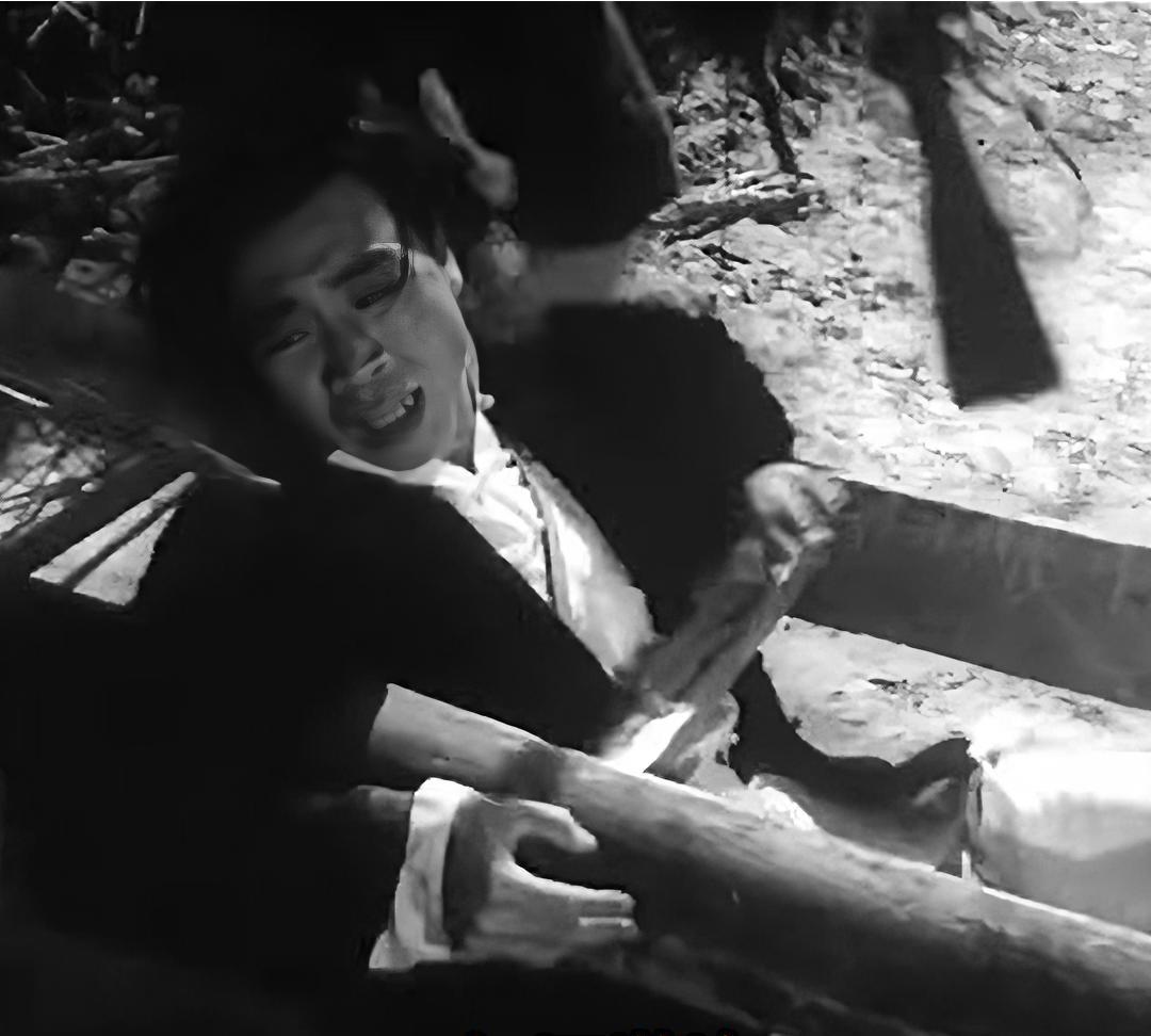 红河激浪演员录-安震江
时年34岁，饰演孙百岁
被人阴了一把从高空坠落
安老马骑