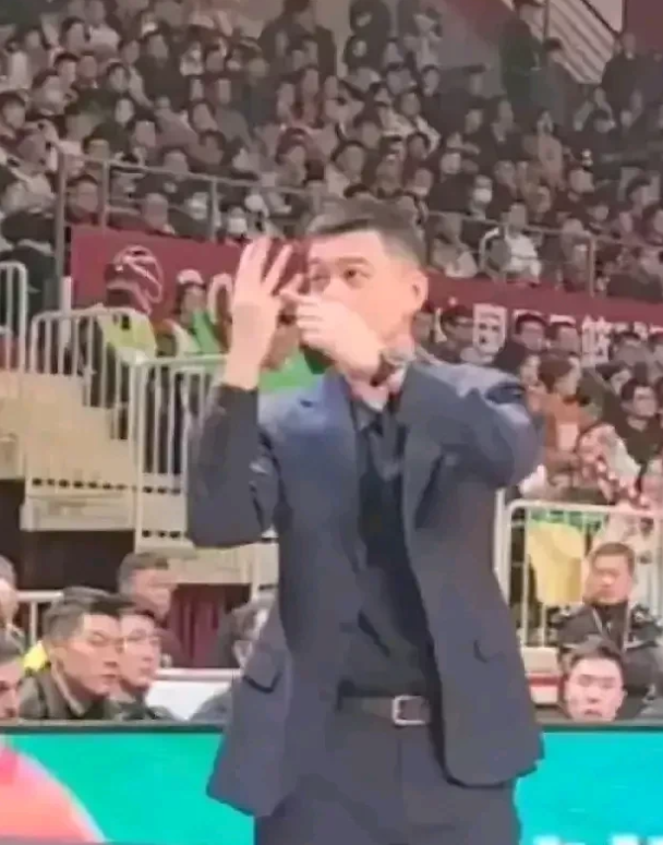 杨鸣看了广东与浙江比赛后，不知道他是怎么想，我有预感他会自愧不如，同曦赢浙江，广