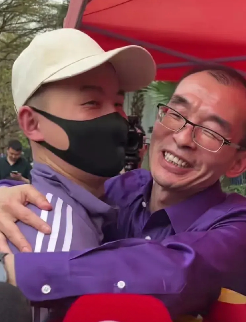 认识谢浩男的同学、室友、战友都哭晕在厕所了吧！错失了一千万啊！
深圳富商谢岳悬赏