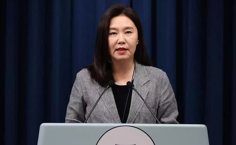 韩国总统室4日称，目前正就特赦事宜广泛听取社会各界意见。

总统室发言人姜由