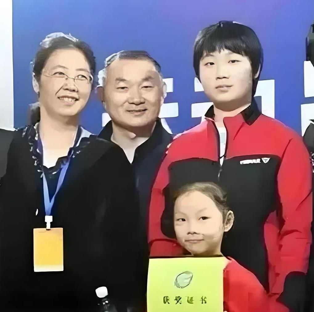 蒯曼有个妹妹，黄友政有个弟弟，打球也都很厉害。
蒯曼妹妹小学一年级，前阵子中日韩