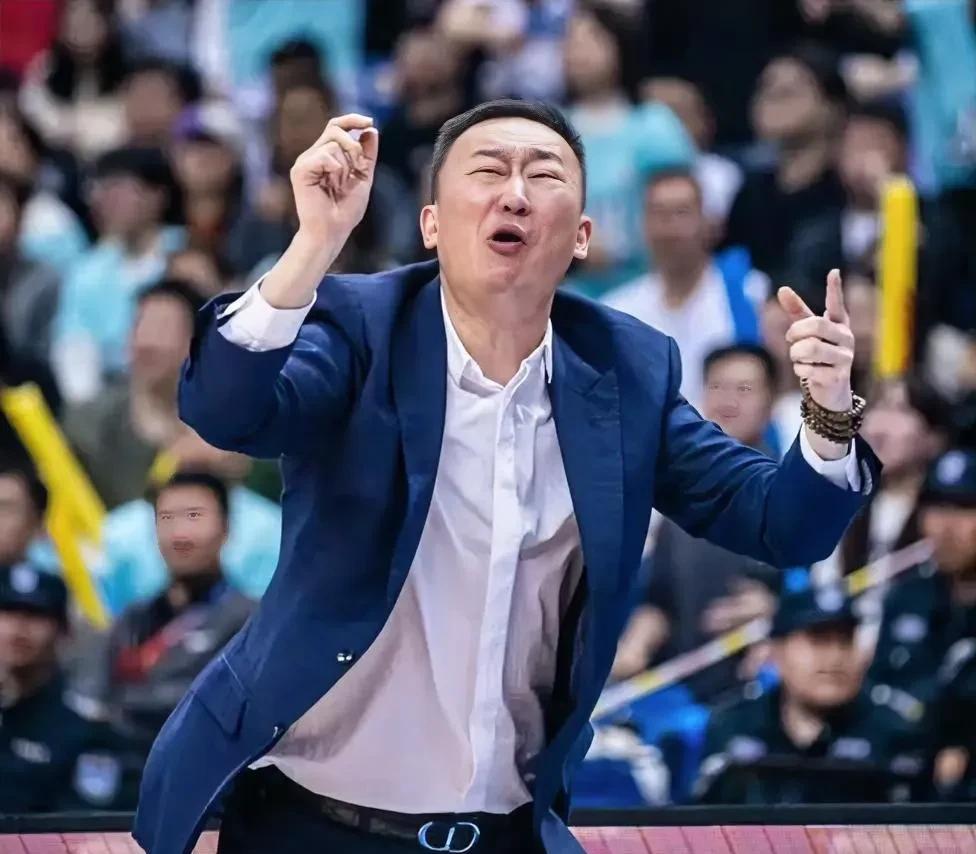 刘维伟估计烦透了
他烦的不是失去了杨瀚森
烦的是王奕博仍然在跟
浙江男篮一起训练