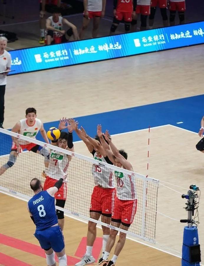 中国男排3-0狂胜塞尔维亚！终于给球迷惊喜了！完全让球迷可以打消男足冲击世界杯失