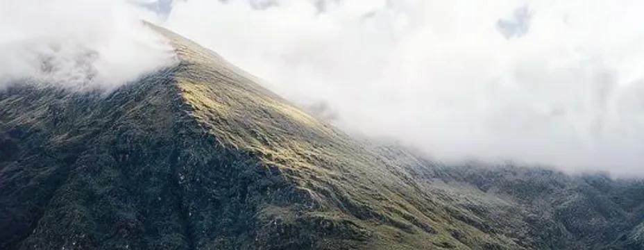 以前总觉得，生活就得过得轰轰烈烈，得干出一番大事业，不然就不算活过。直到看到人民
