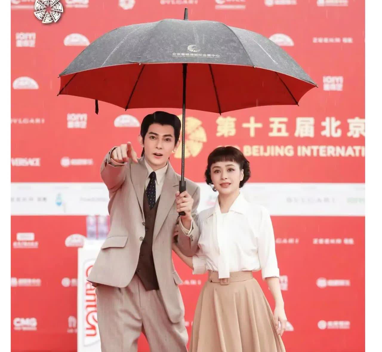 钟欣桐，这次北京国际电影节被夸惨了！
网友给她的评价就是：
阿娇胖过瘦过又肥