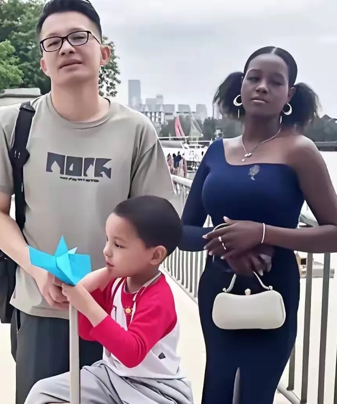 广西南宁，有一位阿姨到公园跳广场舞，刚来到公园，发现邻居家的儿子跟他的外国媳妇跟