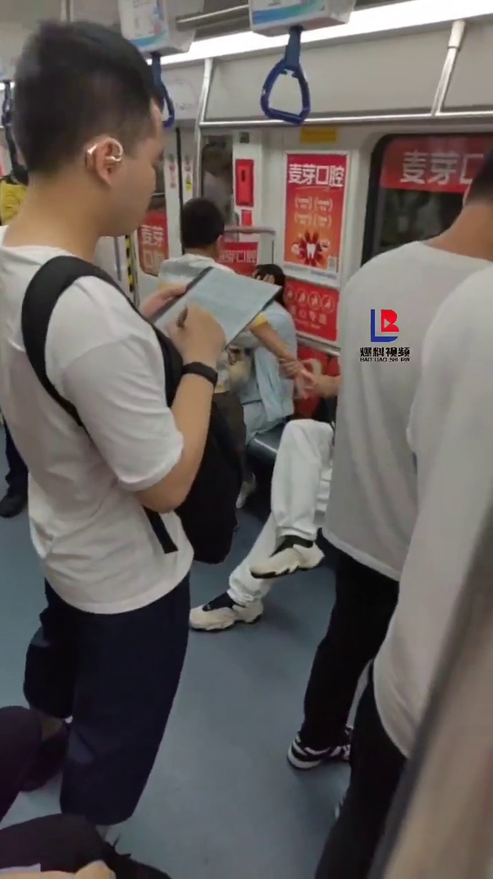 地铁上男孩手机被妈妈没收，动手打妈妈，大声咆哮：我要看手机！