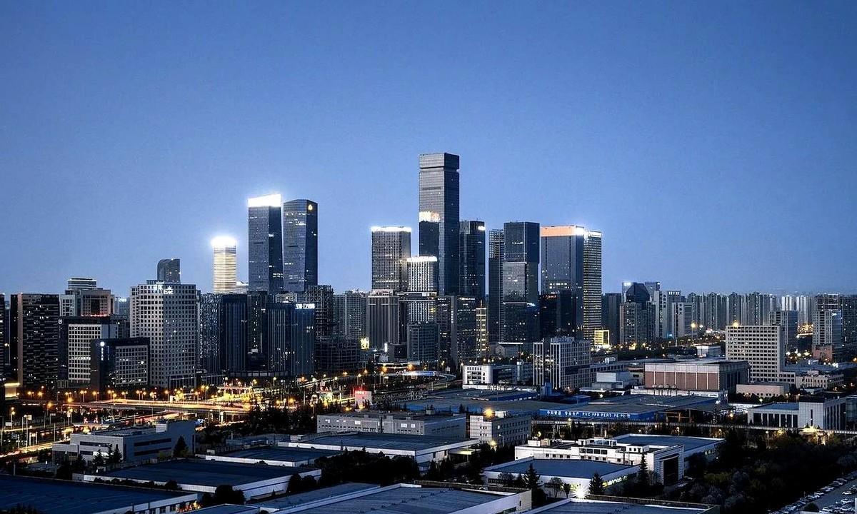破茧先破胆，商道即人道。
说到变富逆袭，很多人第一反应是拼资源拼人脉，其实最核心