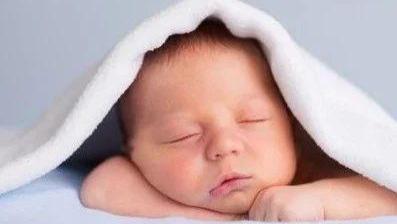 打造宝宝“黄金睡眠舱”：光线、声音、温度的温柔魔法