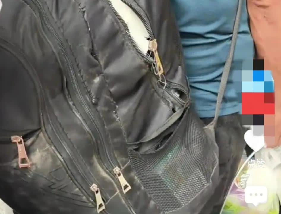 男子背着坏的背包坐火车。

人生的落幕与苦涩在这一刻显露无疑。

本以为