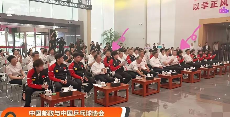 被领导左右夹击的莎莎和大头，
一本正经听讲的样子太可爱，
在大佬环绕下也丝毫不怯