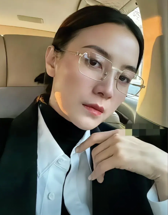 蒋欣，对不起！
我没办法继续喜欢你了，
不是因为你年纪大了，而是因为我犯了全天下