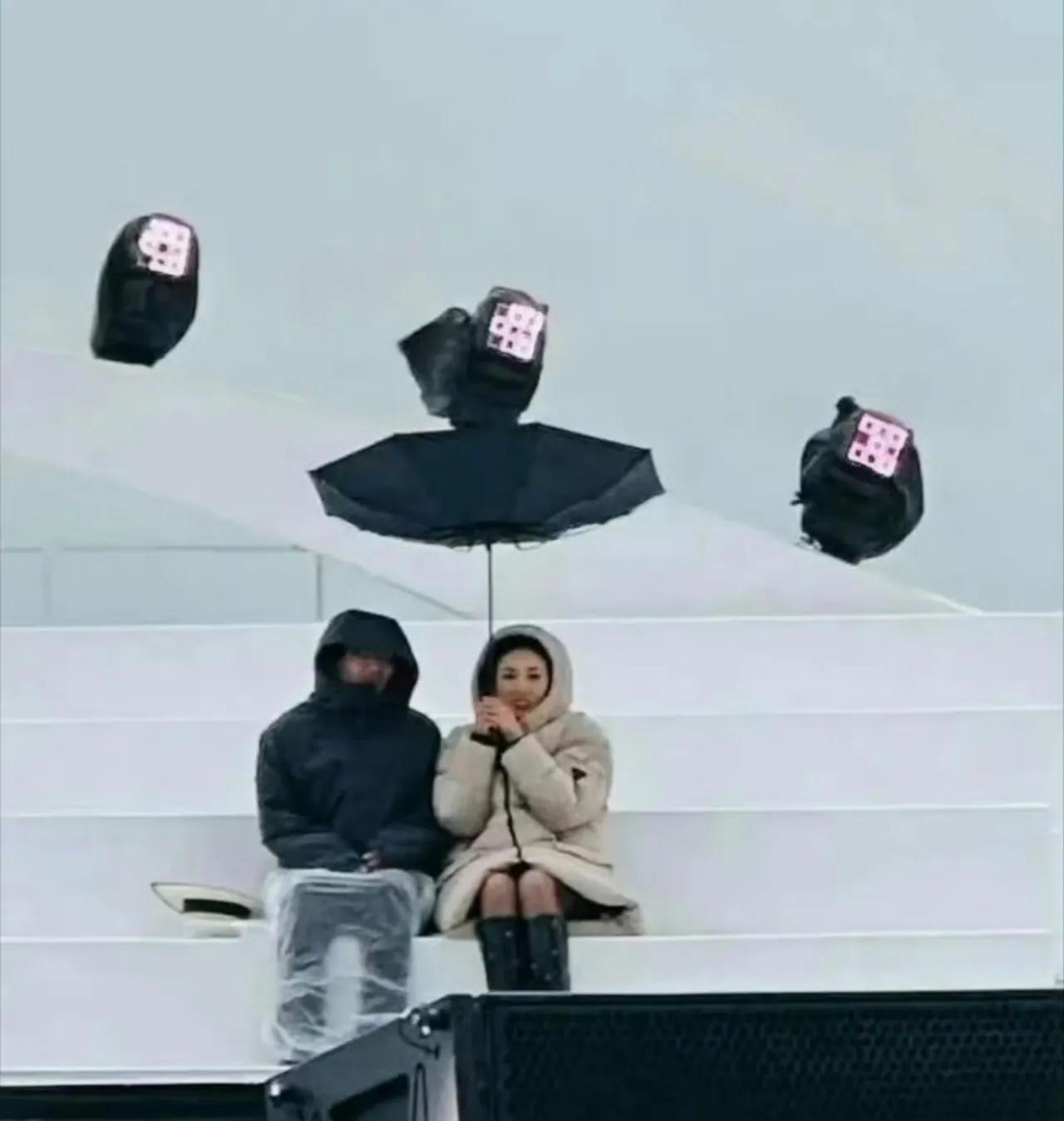 好冷好命苦啊，浪姐坚持户外是图什么啊
等会，邓萃雯咋还穿的是军大衣啊哈哈哈哈
太