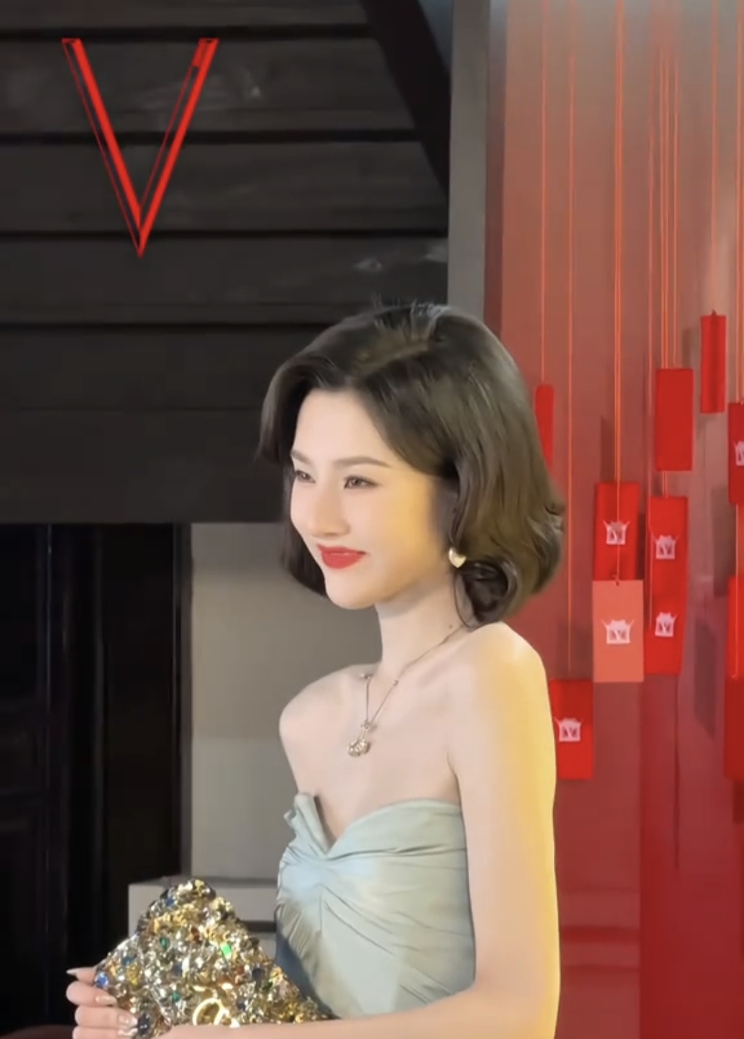 她真的很适合港风！我个人觉得她港风是她所有风格中最显她美的风格