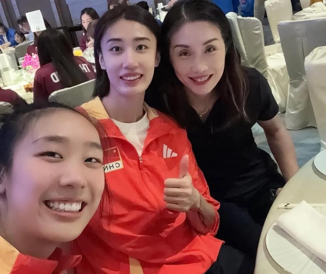 世界女排联赛香港站比赛，
主办方为到来了的球队，
安排了晚宴，
让队员感到了其乐