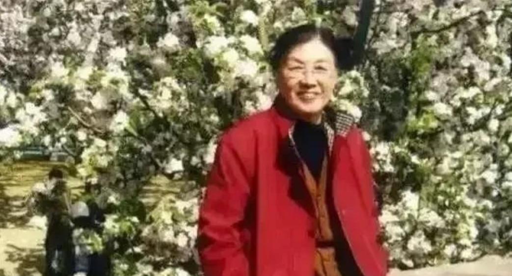 [太阳]1976年10月，谢静宜被撤销一切职务，接受隔离审查。在审查的过程中，她