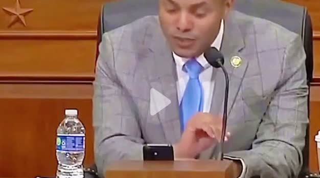 美国真的很焦虑，将中国视为美国前所未见的超级大国。

美国国会议员在听证会上