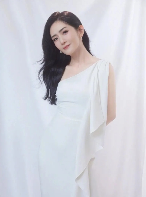 谢娜当下的生活满是甜蜜与温馨，张杰多年来对她一往情深，这份长久且坚定的感情令人羡