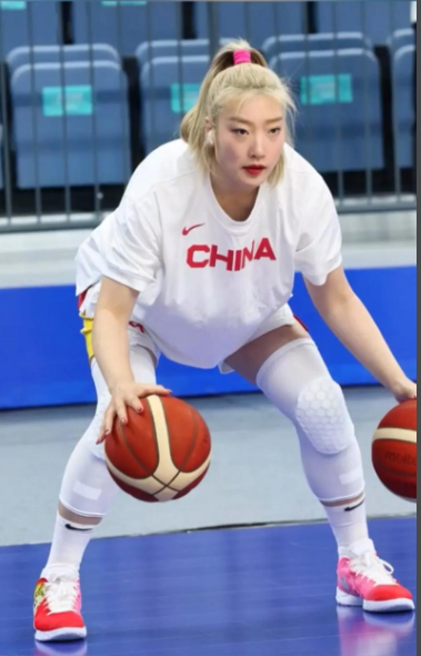 李梦回来了，但宫鲁鸣没急着用她。
9月30日落地，10月2日报到，10月3日名单