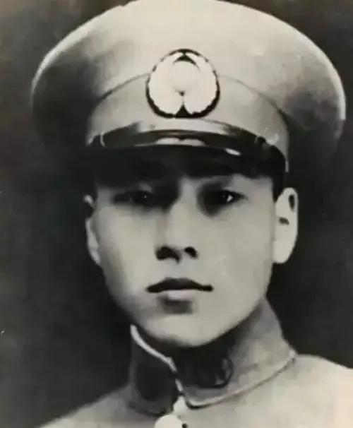 1943年，湖北长阳。1架飞机刚要降落，突然，“轰隆”一声巨响，飞机断成几截，顿