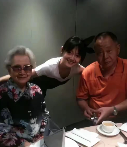 这是大S刚结婚时，带着汪小菲回奶奶家的合照，那时的她34岁了 ​​​