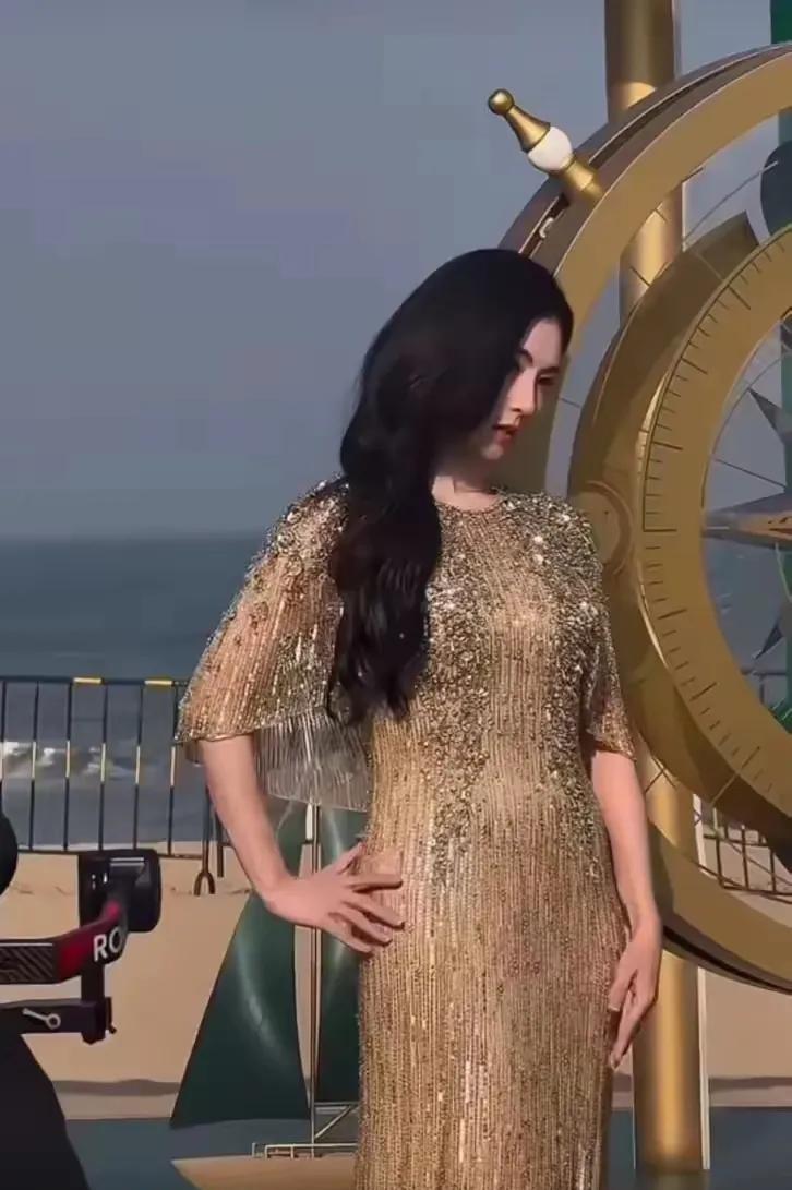 张柏芝才是真正的大美女啊！45了！路人拍还是这么美！
腹部粗了点，手也糙了些
但