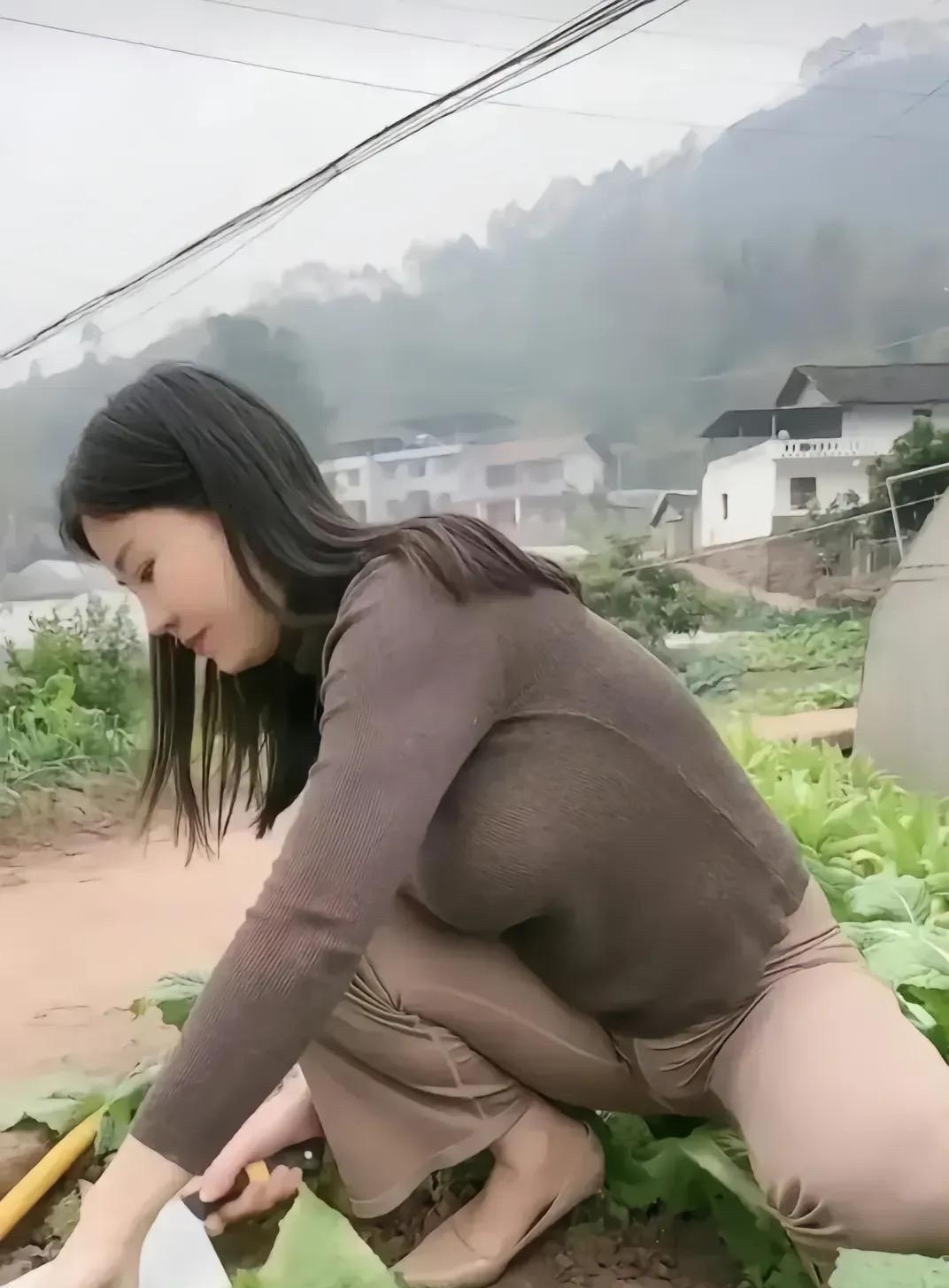 农家二妹子
田间二妹忙，菜垄笑声扬。
手把青秧种，心怀翠玉妆。
无公害菜长，有爱