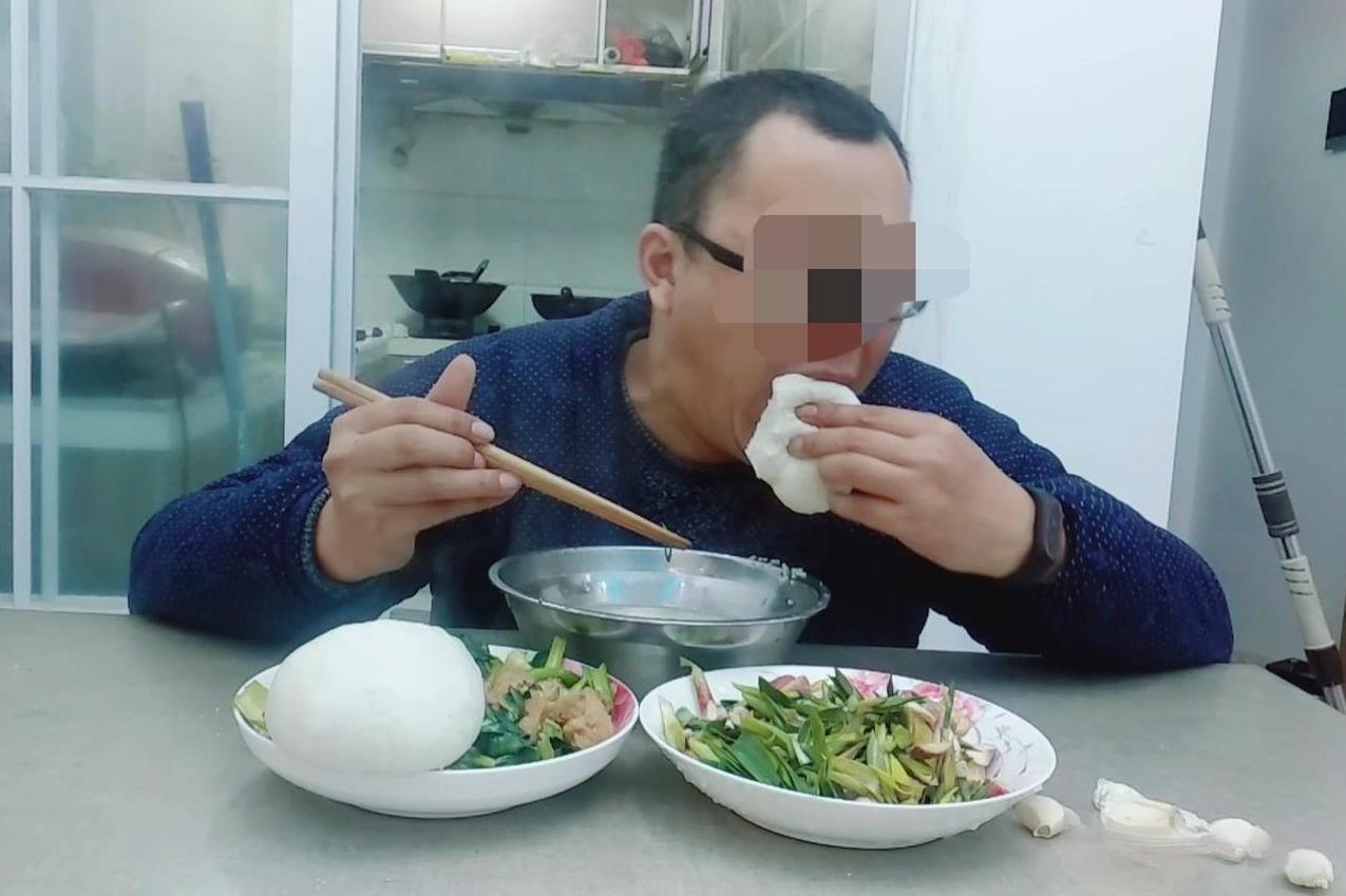 上海，48岁男子在家吃饭时被馒头噎死，家属给男子办理完后事后，想起来曾经给男子买