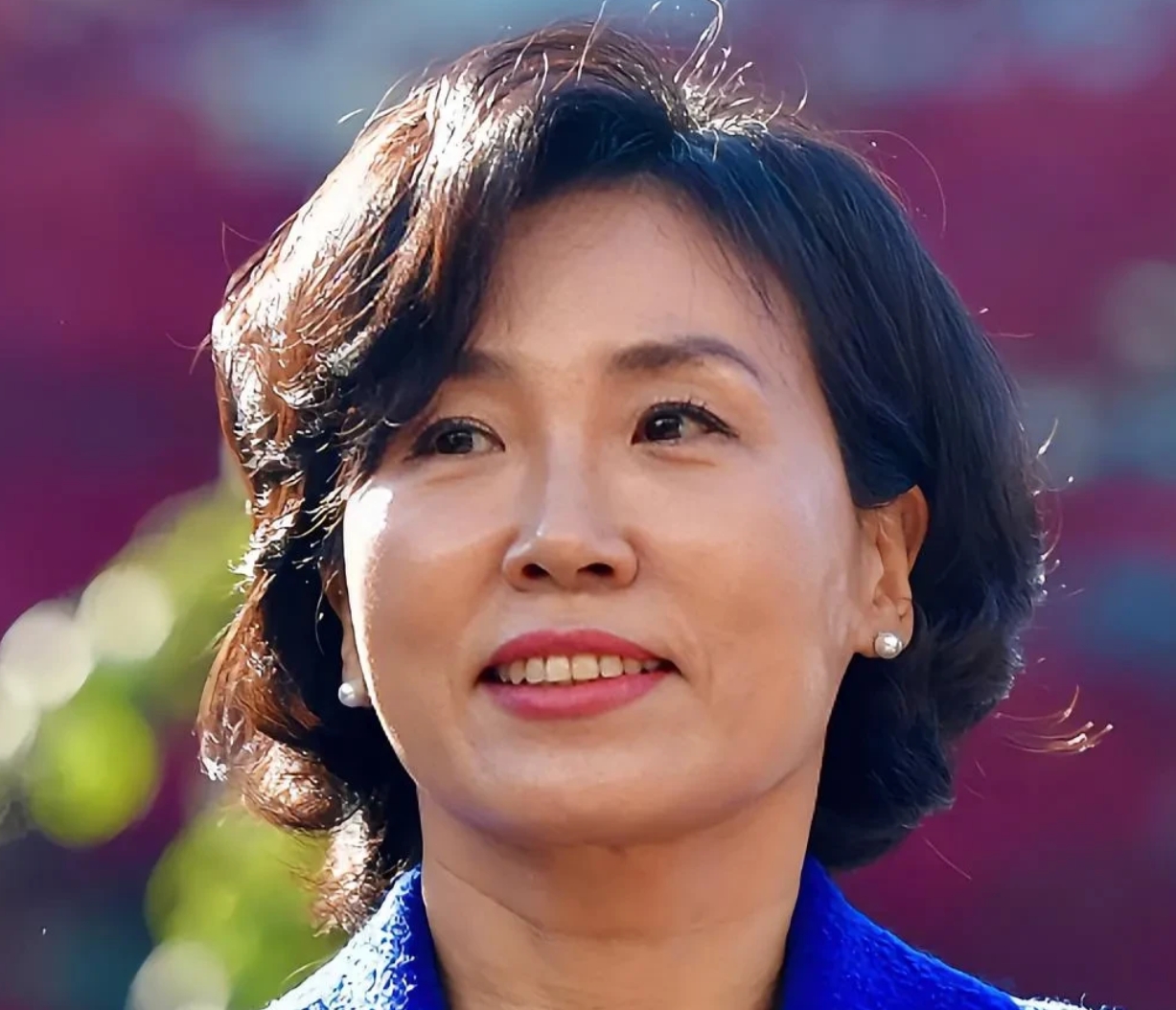 韩国总统候选人李在明妻子金惠景和文在寅妻子金正淑类似，都是典型的贤妻良母，是男人