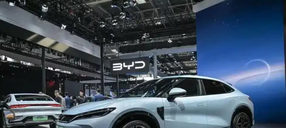 比亚迪单周卖出6万辆车！店里挤满人！ 周末去车市转悠，发现比亚迪店里人挤人，销售