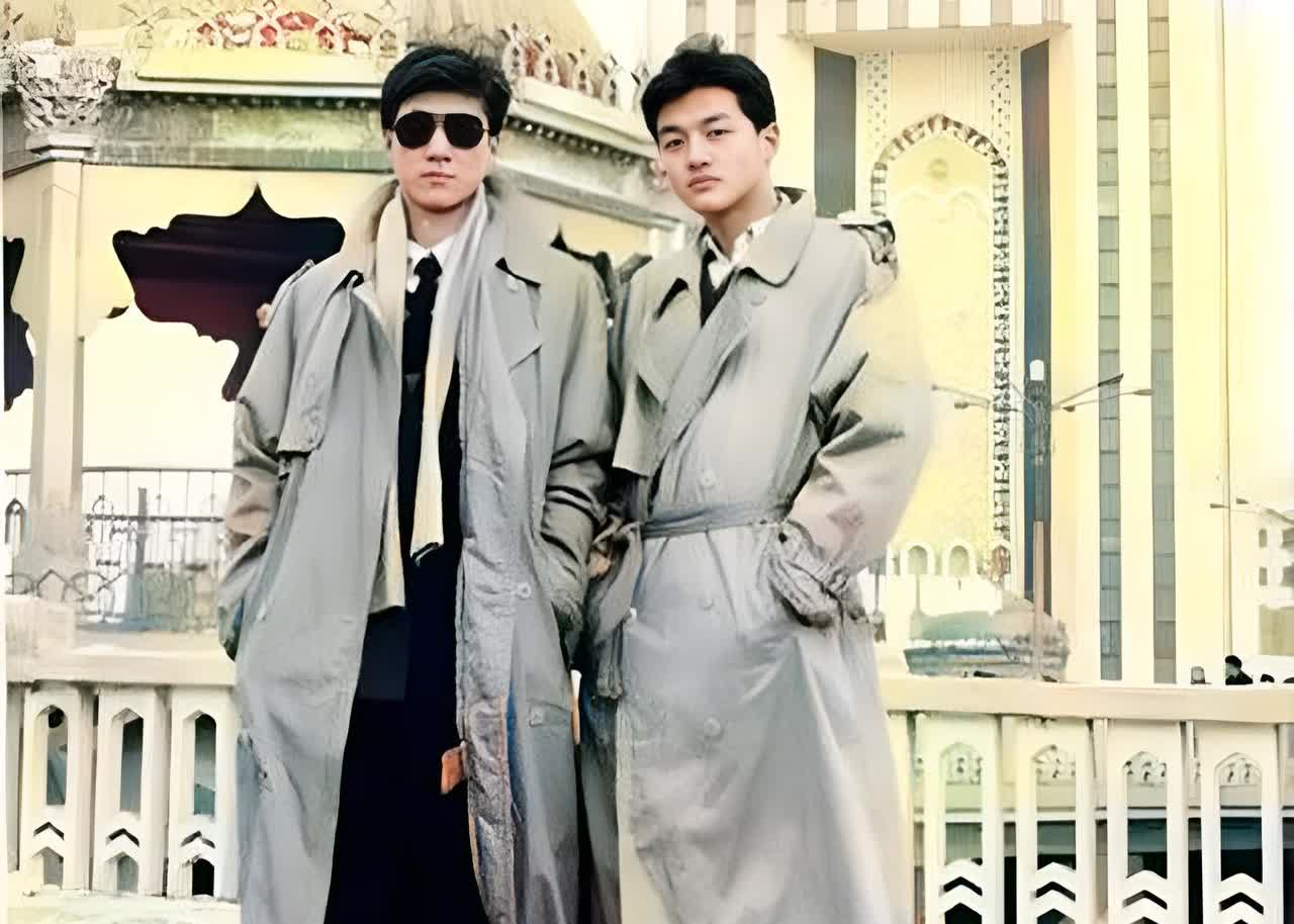 这是李亚鹏与哥哥李亚伟站在一起。两人年龄相差两岁。这一年，李亚鹏十九岁，李亚伟二