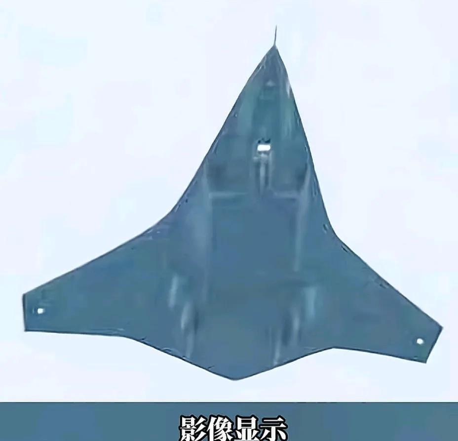 美国《战区》网站：
中国正在研制一款隐身无尾翼战斗机，三个轮子，可能要上航母。这
