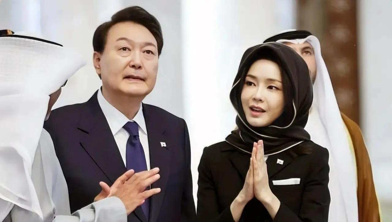 随着韩国检方对尹锡悦的调查不断深入，忽然间发现很多事情浮出水面。这时候发现尹锡悦