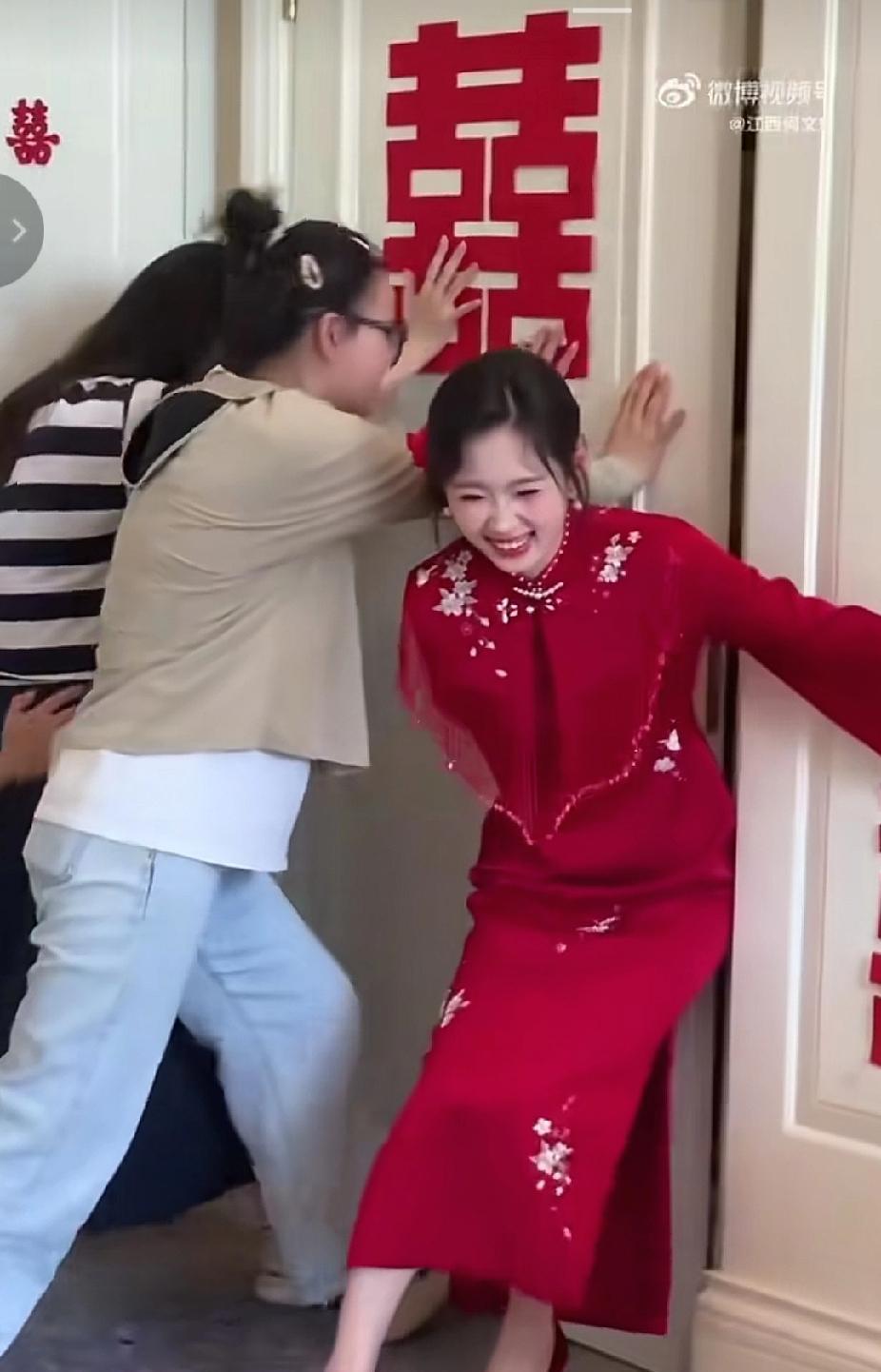 哈哈哈，好调皮的新娘子，自己亲自堵门。
