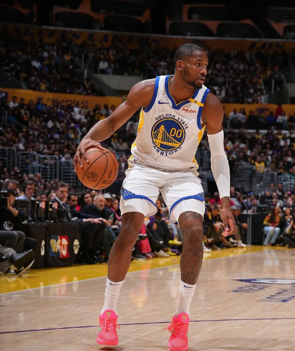 续约库明加的时候只给2000万美元，交易的时候却要价3000万美元！

据NBA