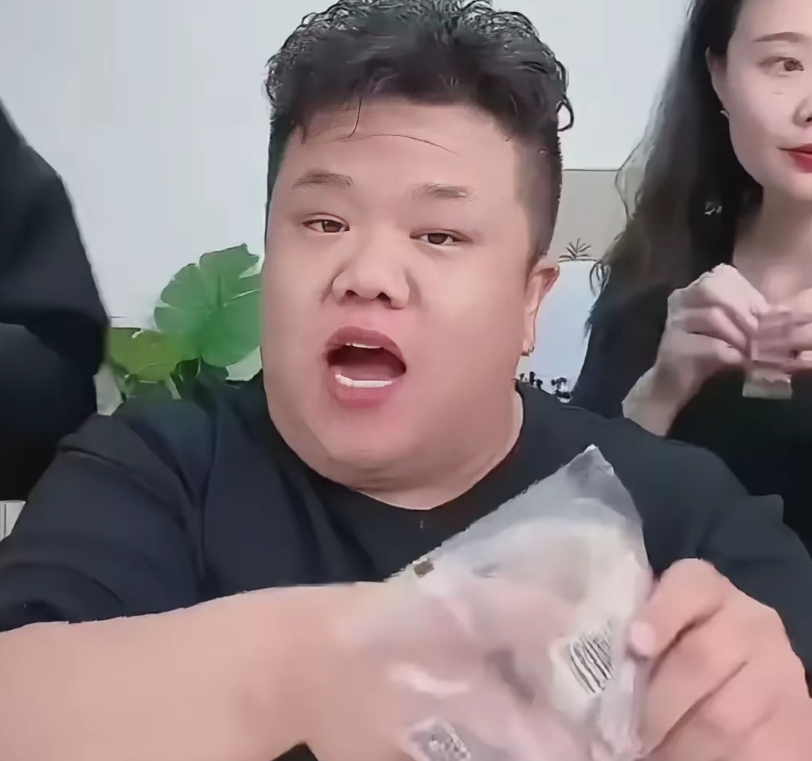 如果我是谢清栋

我第一时间立马和谢清帅说

暂时不要露脸了，卖货的事
交给大哥