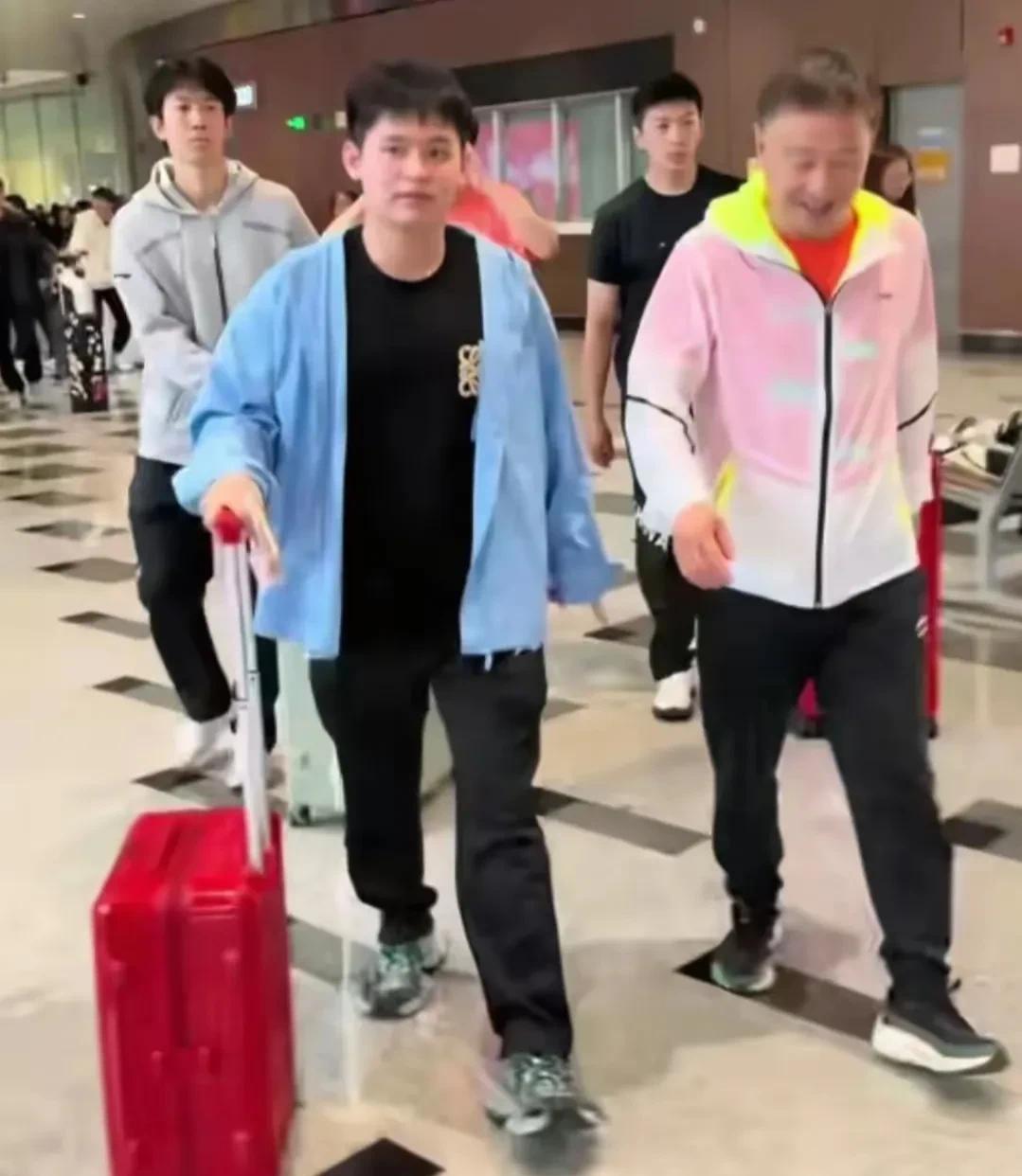 陈振江教练机场接林诗栋，提供了满满的情绪价值。



仁川冠军赛上，陈振江教练指