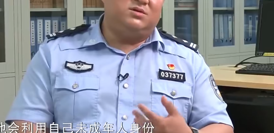 “必须严惩！”北京，一15岁女孩在学校门口抢劫同学的财物，被抓到派出所之后，她却