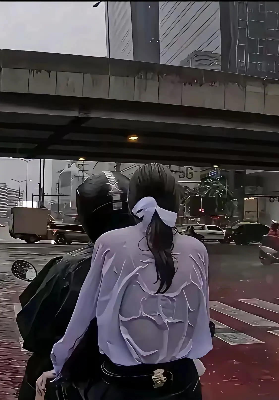 不要辜负了那个愿意坐在电动车上，陪你淋雨的女人！