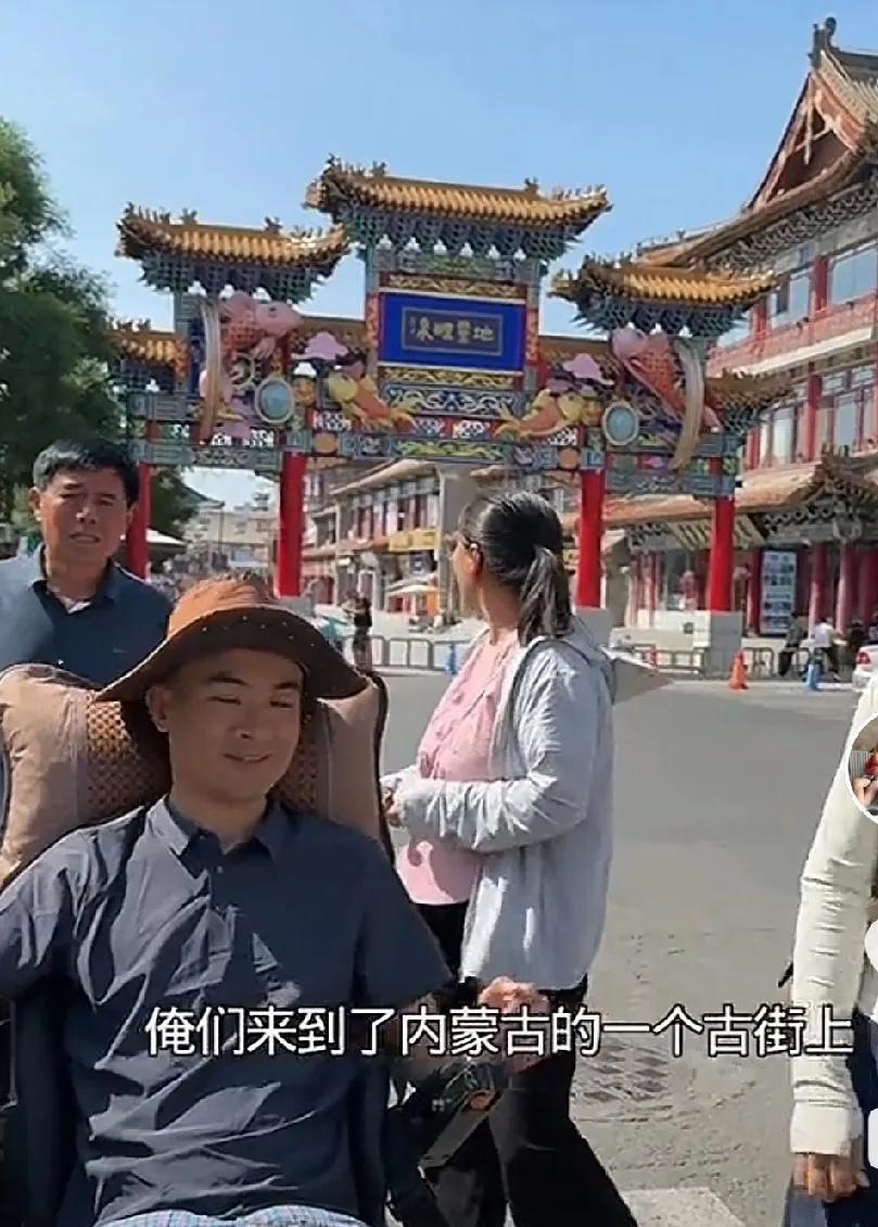 鹏妈一家怎么也想不到，能够实现多年的愿望，感动之余更加感慨！
带着瘫痪的山哥去一