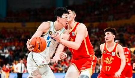 28岁的胡金秋和29岁的周琦，都拿过CBA一次总冠军，大家都知道周琦很早就帮助新