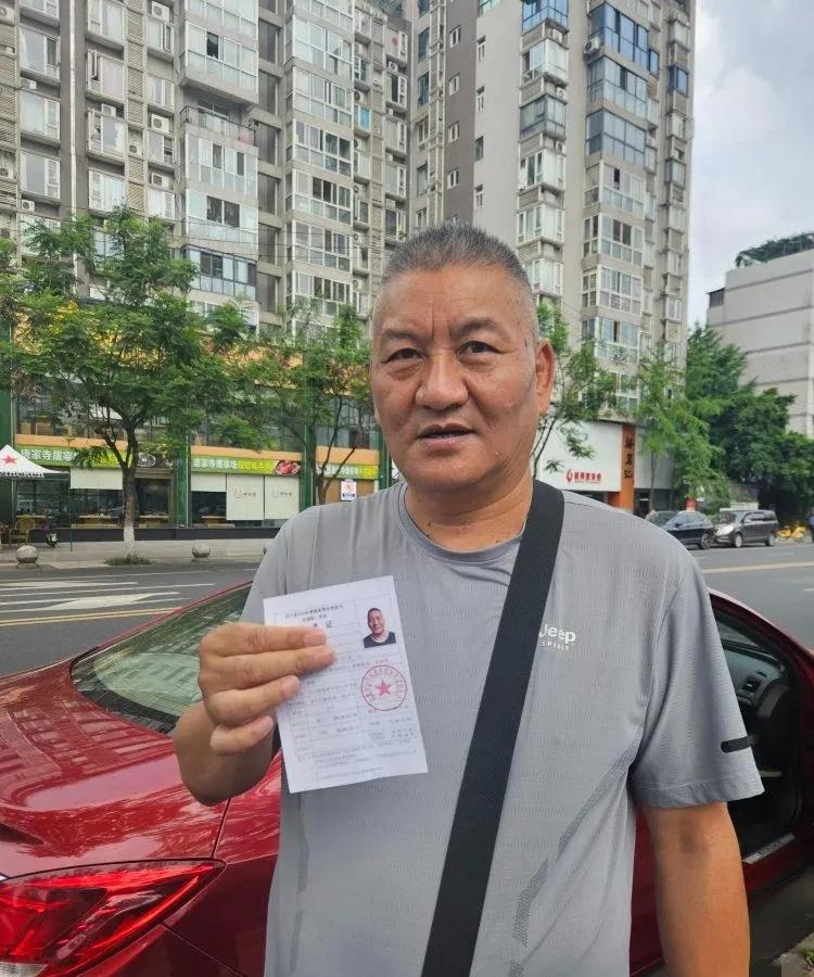 这个老头太不简单了，
今年58岁的他已经参加的28次高考，
被称为高考钉子户，原