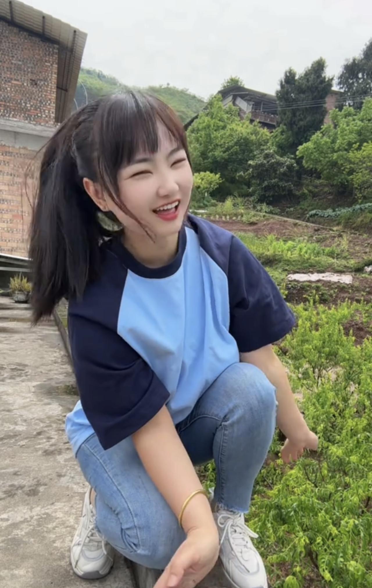 山间小依妹
在青山环抱的村落旁，总有这样灵动的存在——山间小依妹。她像从山雾里蹦