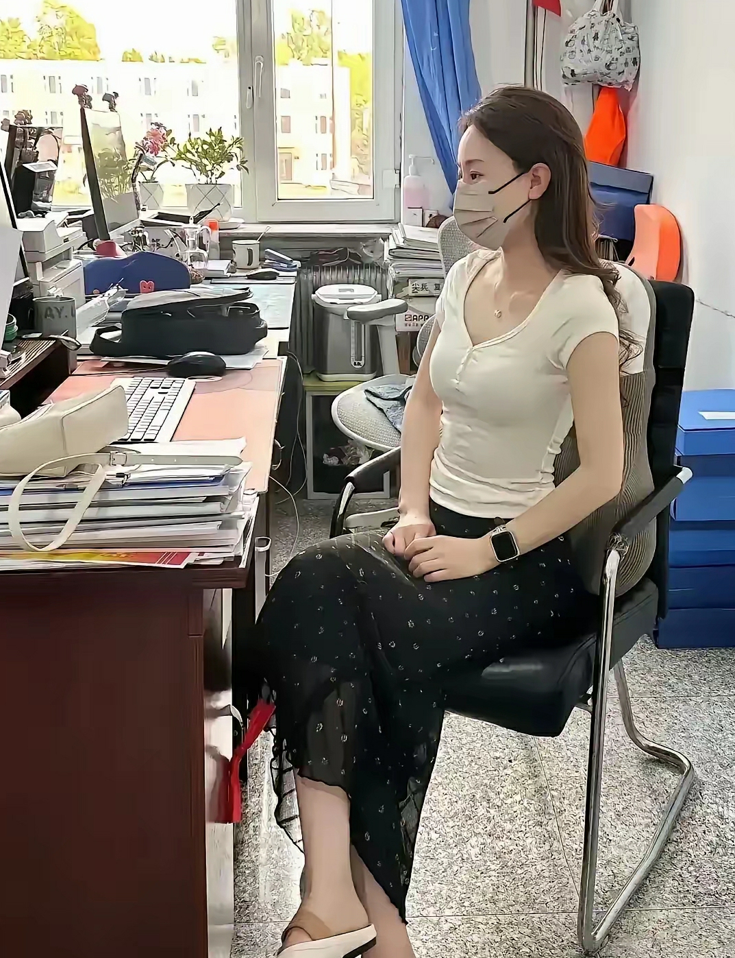 在体制内上班的这位女士，看她的气质和穿着打扮，有不少网友都在揣测，估计她处于哪一