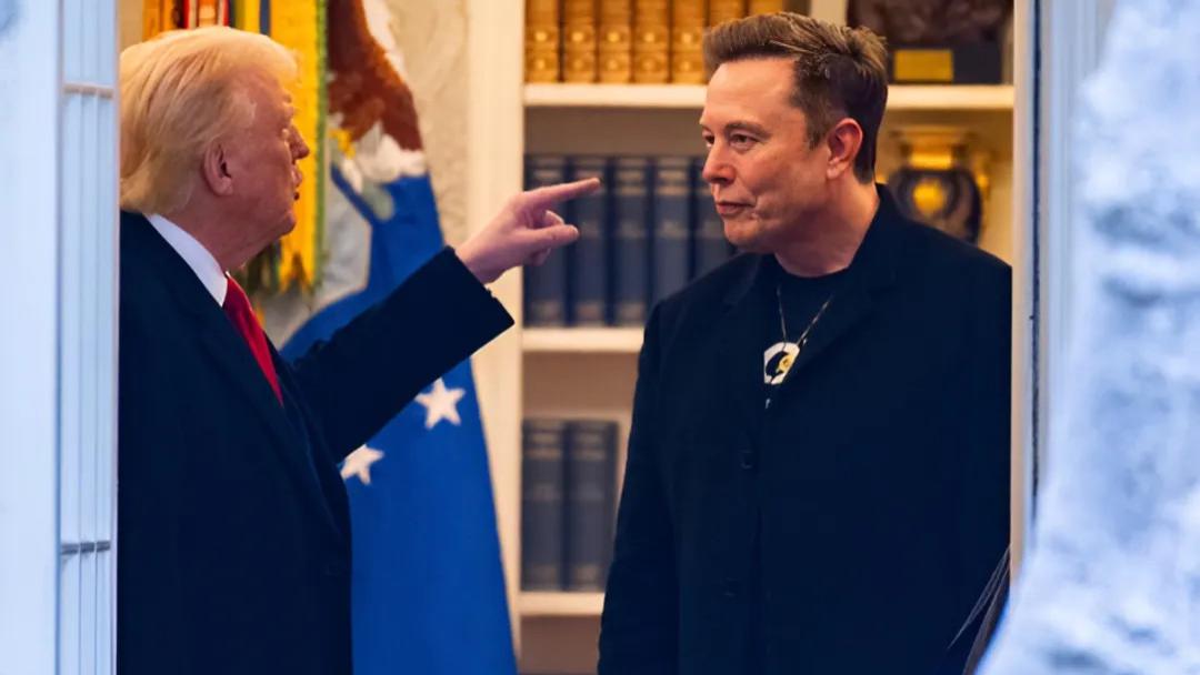 马斯克对川普的绝地反击！龙飞船立即停飞，他还有一张“王炸”未出